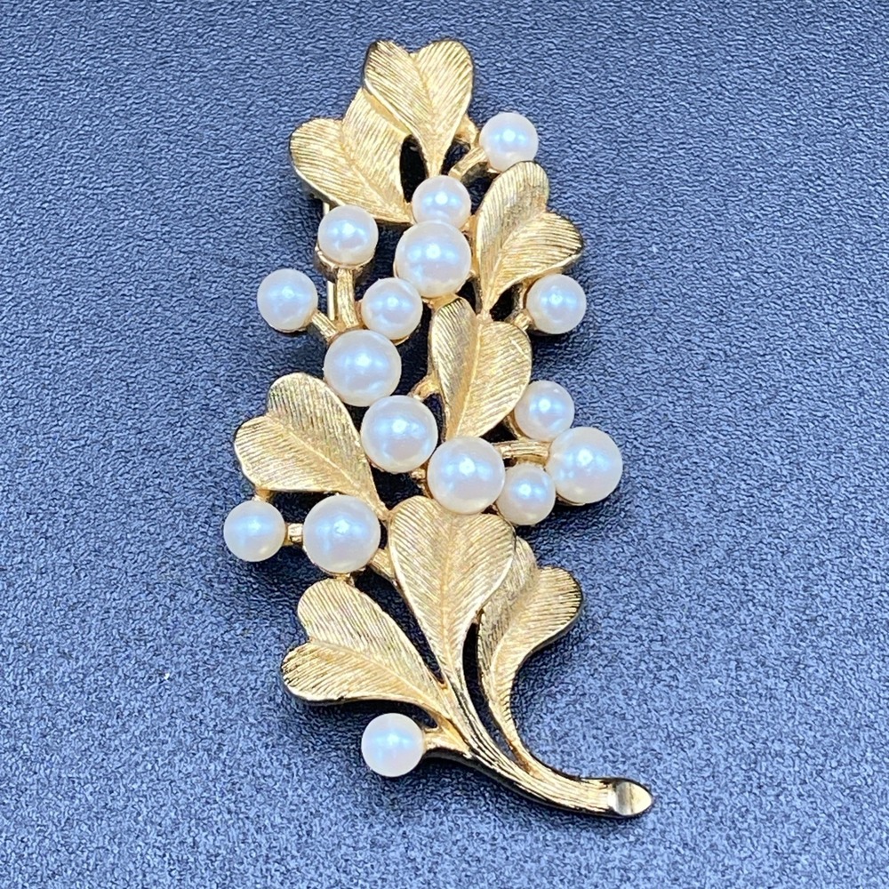 Unsigned Gold Tone Faux Pearl Cluster Brooch Vintage White 2.25"